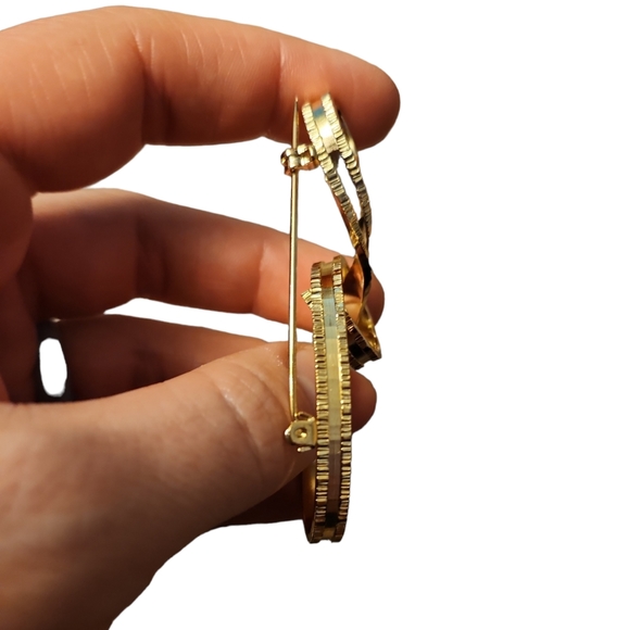 Gold Pin - Picture 4 of 8